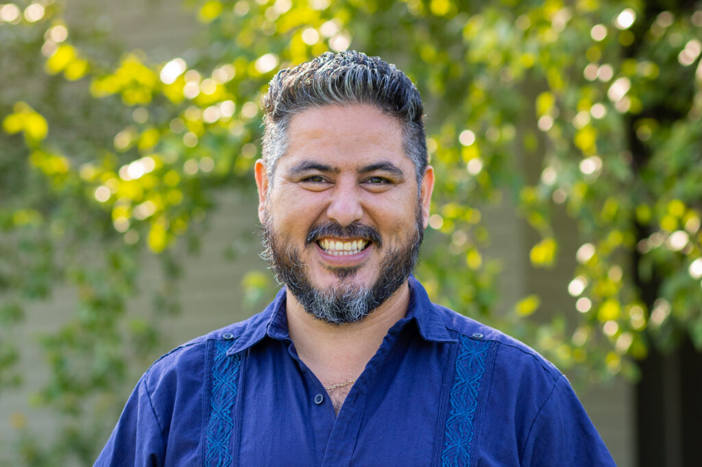 Abelardo Almazán-Vázquez Receives Distinguished Teacher Award